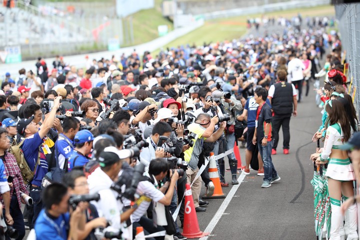 ピットウォーク: レースクイーンに群がるアマチュアカメラマン