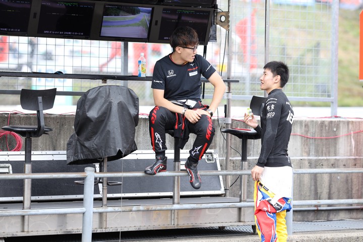 ピットウォーク: 牧野任祐と小林崇志