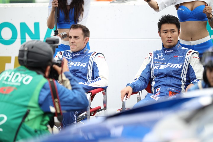 スタート進行: ベルトラン・バゲットと塚越広大（KEIHIN REAL RACING）