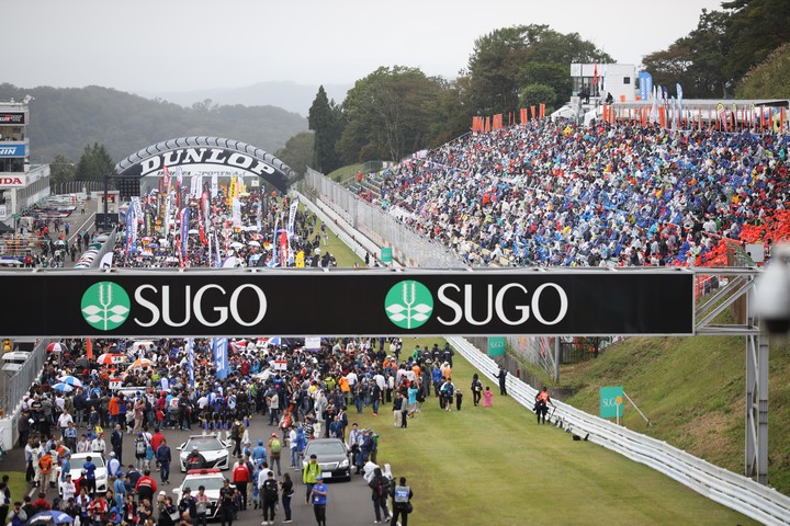 スタート進行: スタンドにも大観衆