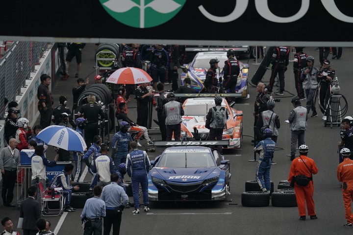 スタート進行: ポールスタートのKEIHIN NSX-GT（KEIHIN REAL RACING）