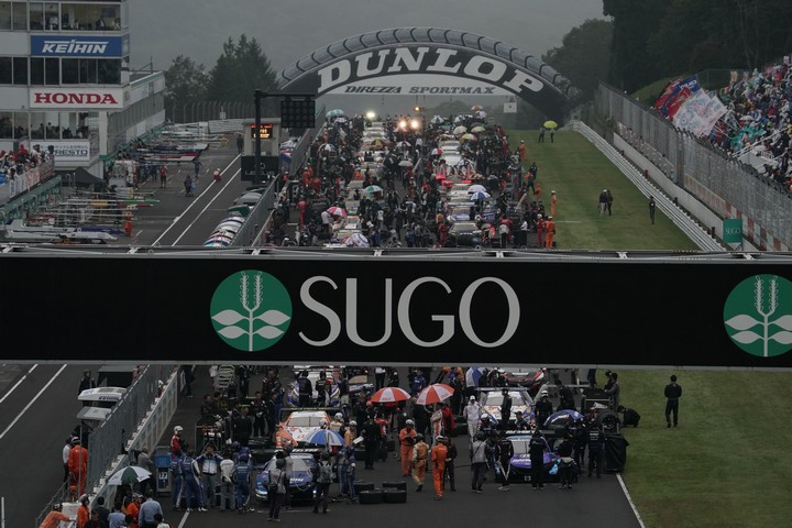 スタート進行: まもなくスタート、雨が降り出した