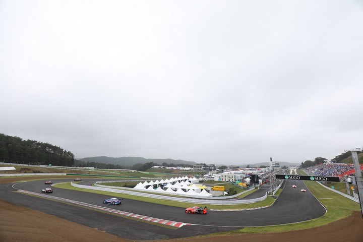 決勝レース: ストレート～1コーナーから2コーナーへ