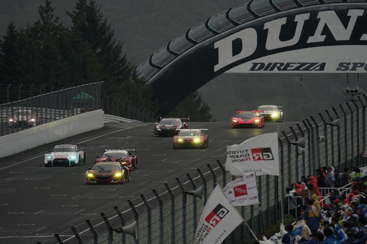 決勝レース: ストレートを駆けるGT300クラスのマシン