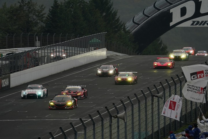 決勝レース: ストレートを駆けるGT300クラスのマシン