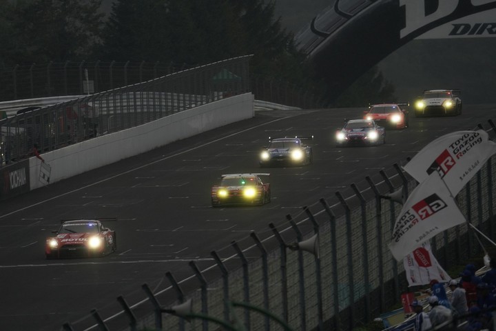 決勝レース: ストレートを駆けるGT500クラスのマシン