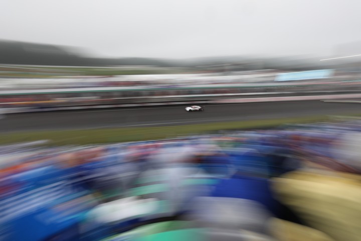 決勝レース: スタンド前を行く