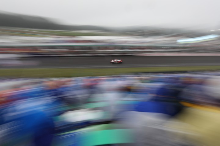 決勝レース: スタンド前を行く