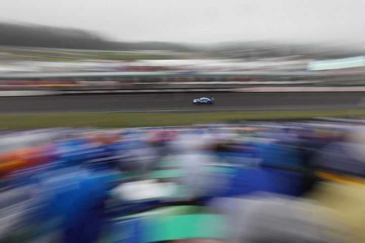 決勝レース: スタンド前を行く