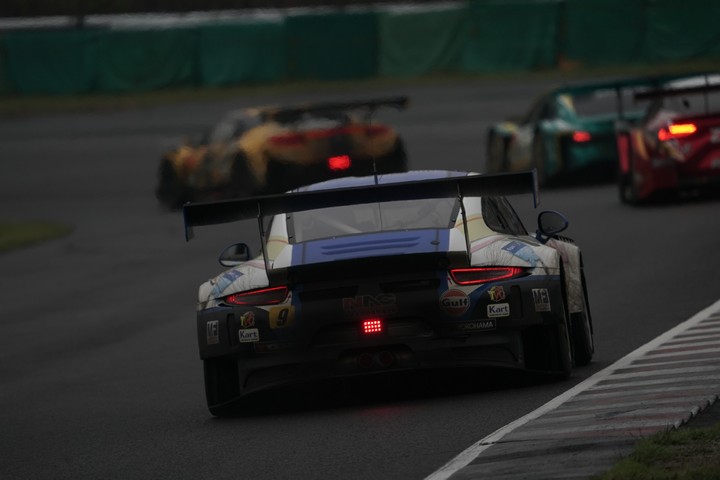 決勝レース: 横溝直輝／峰尾恭輔組（PACIFIC MIRAI AKARI NAC PORSCHE）