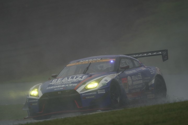 決勝レース: サッシャ・フェネストラズ（リアライズ日産自動車大学校 GT-R）