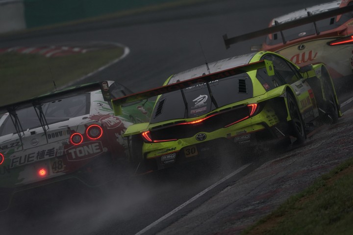 決勝レース: 植毛GO&FUN GT-R vs TOYOTA GR SPORT PRIUS PHV apr GT