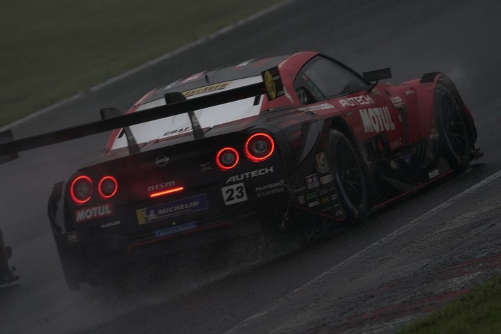決勝レース: 松田次生／ロニー・クインタレッリ組（MOTUL AUTECH GT-R）