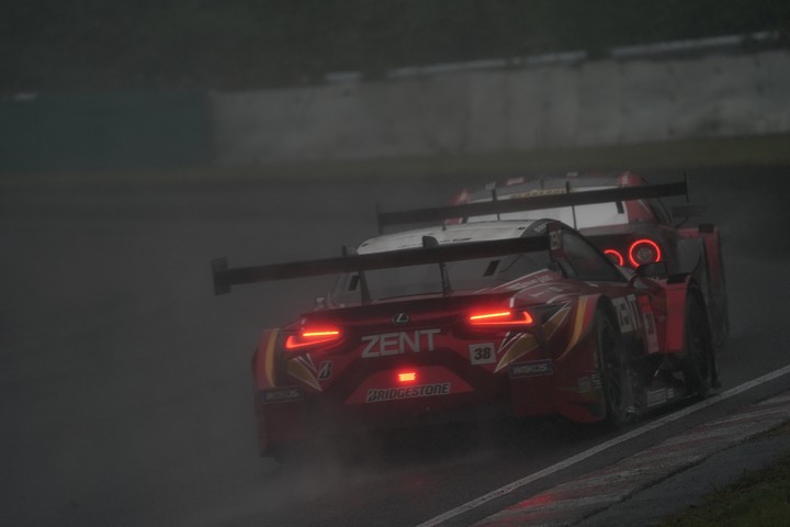 決勝レース: 立川祐路／石浦宏明組（ZENT CERUMO LC500）