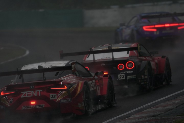 決勝レース: MOTUL AUTECH GT-R vs ZENT CERUMO LC500