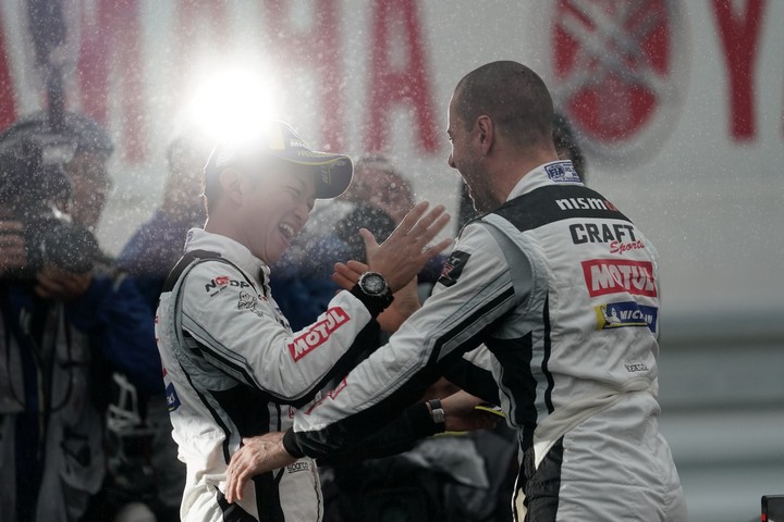 決勝レース: GT500クラスで優勝した平手晃平とフレデリック・マコヴィッキィ（NDDP RACING with B-MAX）