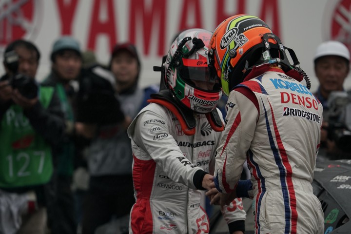 決勝レース: GT300クラスで優勝した福住仁嶺（ARTA）と中山雄一（LEXUS TEAM SARD）