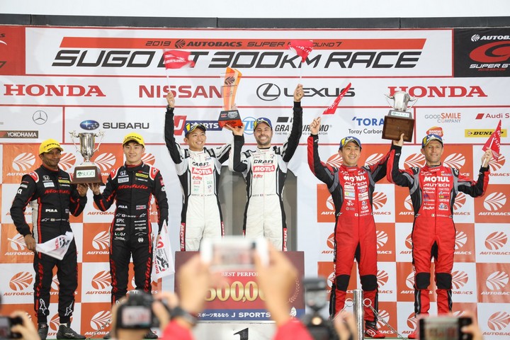 表彰式: GT500クラスの上位3チーム