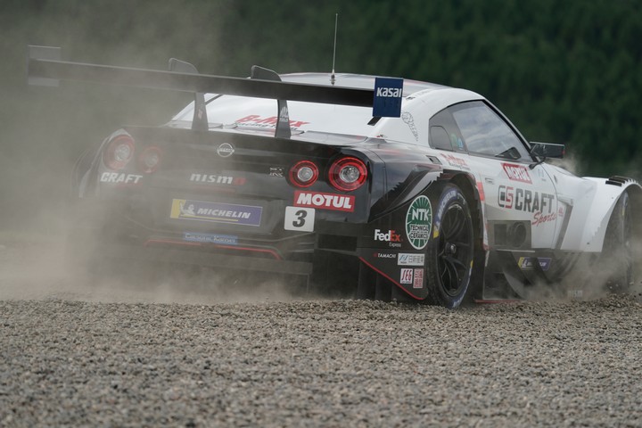 公式練習: コースアウトする平手晃平／フレデリック・マコヴィッキィ組（CRAFTSPORTS MOTUL GT-R）