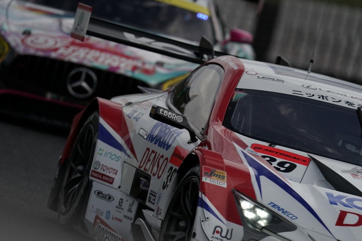 公式練習: ヘイッキ・コバライネン／中山雄一組（DENSO KOBELCO SARD LC500）