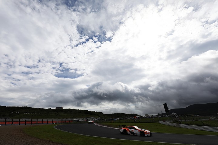 公式練習: 中嶋一貴／関口雄飛組（au TOM'S LC500）