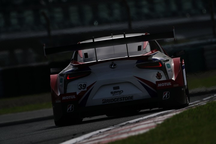 公式練習: ヘイッキ・コバライネン／中山雄一組（DENSO KOBELCO SARD LC500）