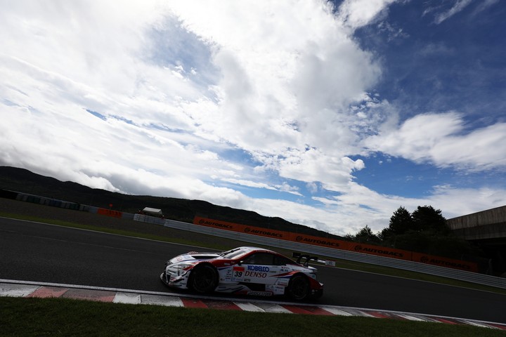 公式練習: ヘイッキ・コバライネン／中山雄一組（DENSO KOBELCO SARD LC500）