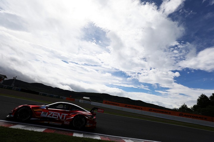 公式練習: 立川祐路／石浦宏明組（ZENT CERUMO LC500）