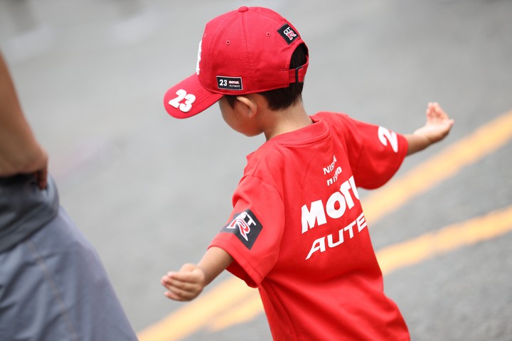 ピットウォーク: ファンの子ども