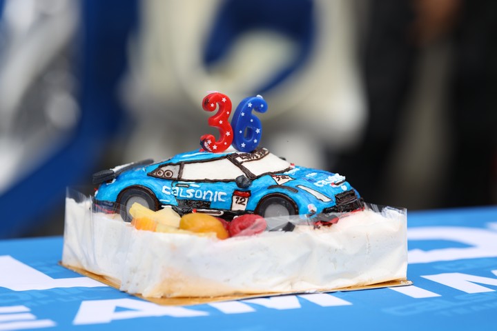 ピットウォーク: ジェームス・ロシター、36歳の誕生ケーキ