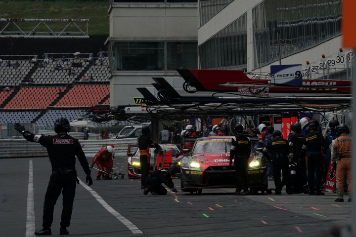 公式予選: ピット作業を行うGT300のマシン