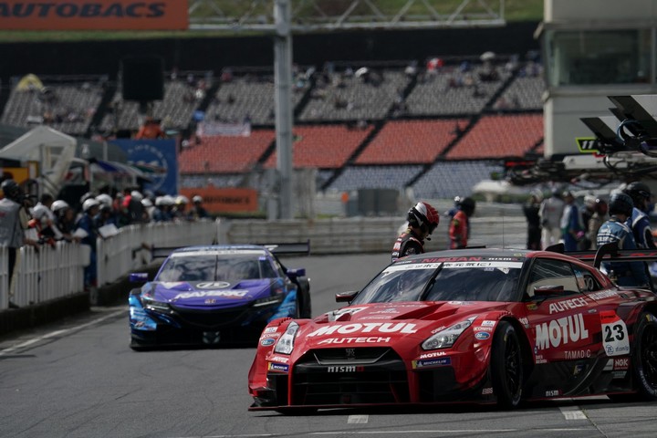 公式予選: ロニー・クインタレッリ（MOTUL AUTECH GT-R）