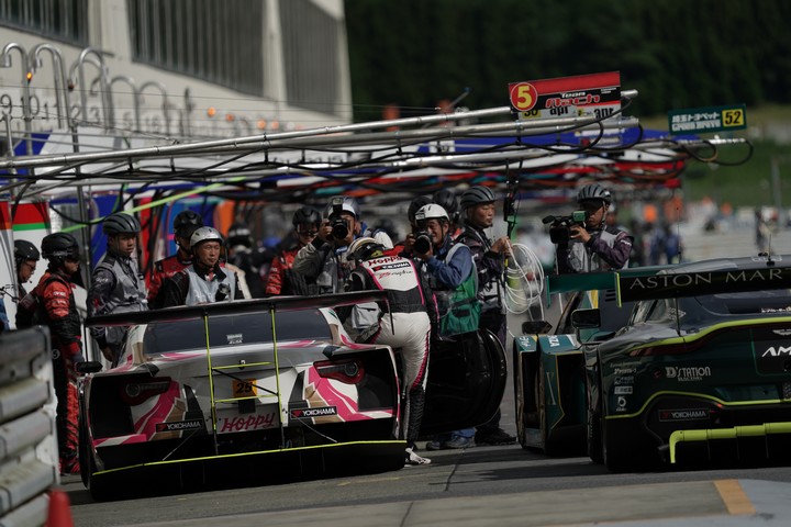 公式予選: マシンに乗り込む松井孝允（HOPPY 86 MC）