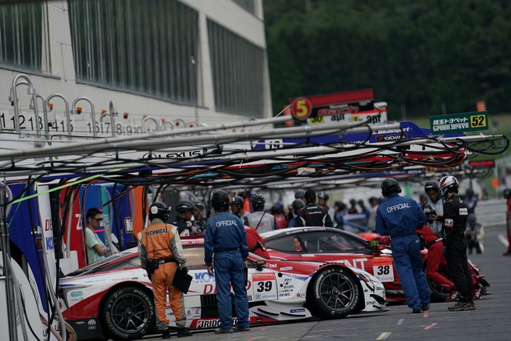 公式予選: ピットロードに並ぶGT500マシン