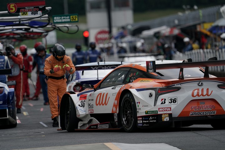 公式予選: ピットロードに並ぶGT500マシン