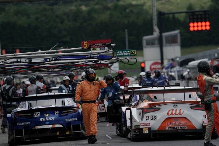 公式予選: コースインを待つGT500マシン