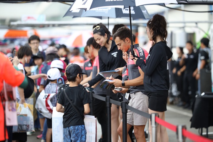 GTキッズウォーク: アレックス・パロウ（McLaren Customer Racing Japan）