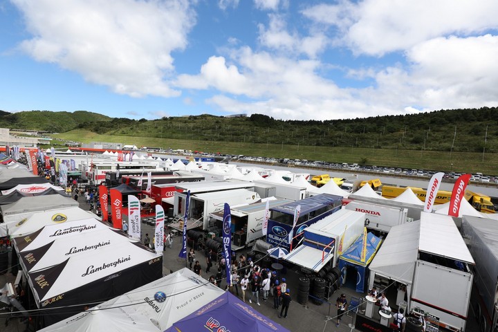 パドック並ぶトランスポーター