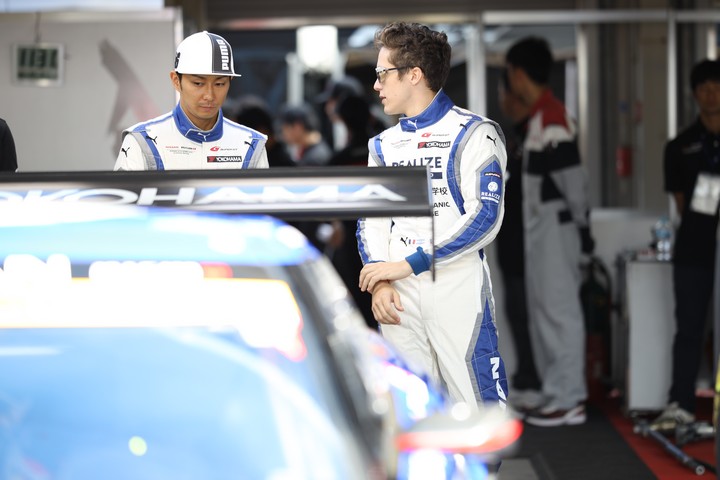 ピットウォーク: 平峰一貴とサッシャ・フェネストラズ（KONDO RACING）