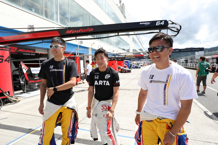 ピットウォーク: 小林崇志、福住仁嶺、松浦孝亮