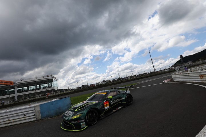 スタート進行: 藤井誠暢／ジョアオ・パオロ・デ・オリベイラ組（D'station Vantage GT3）