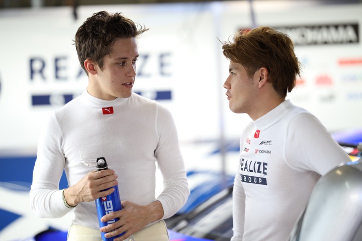 スタート進行: サッシャ・フェネストラズと高星明誠（KONDO RACING）