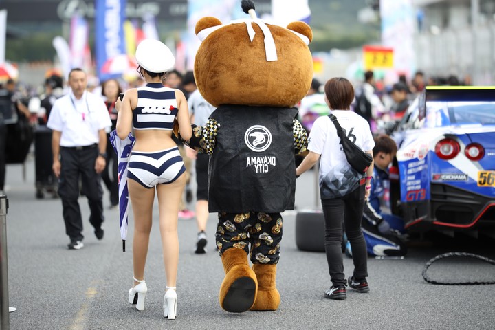 スタート進行: レースクイーンとゆるキャラ？