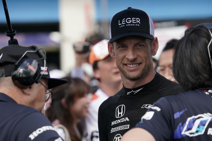 スタート進行: ジェンソン・バトン（TEAM KUNIMITSU）