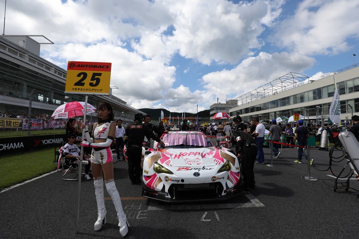 スタート進行: ポールポジションの位置に付いた松井孝允／佐藤公哉組（HOPPY 86 MC）