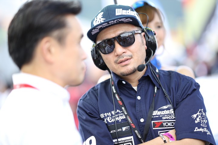 スタート進行: 坂東正明監督（LEXUS TEAM WedsSport BANDOH）