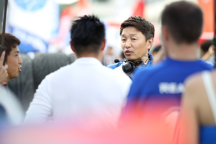 スタート進行: 金石勝智監督（KEIHIN REAL RACING）