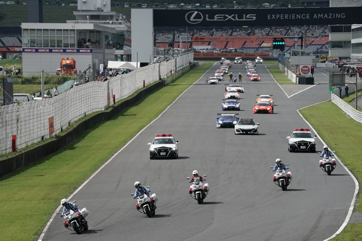 決勝レース: 白バイとパトカー先導によるパレードラップが始まった