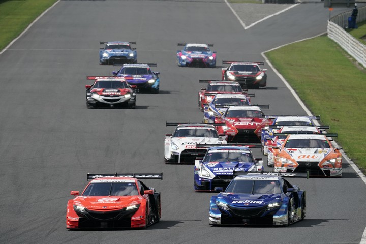 決勝レース: GT500クラスのスタートシーン
