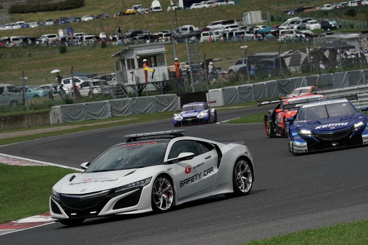 決勝レース: 開始早々にセーフティーカーが導入された